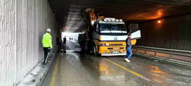 Denizli'de Vinç Alt Geçitte Sıkıştı, Trafik Kilitlendi!