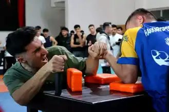 Hakkari'de Heyecan Verici Bilek Güreşi Yarışması