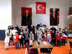 Hakkari'de Gençler Yıldırım Satrançta Yarıştı