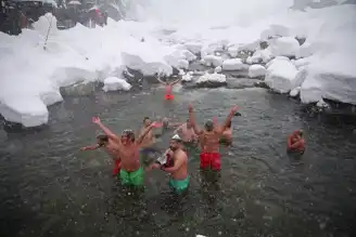 Rize'de Kar Yağışı Altında Kış Yüzme Şenliği