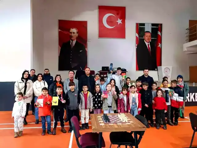 Hakkari'de Gençler Yıldırım Satrançta Yarıştı